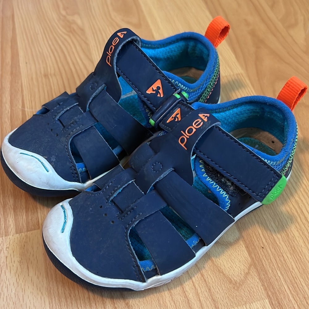 Plae sandals